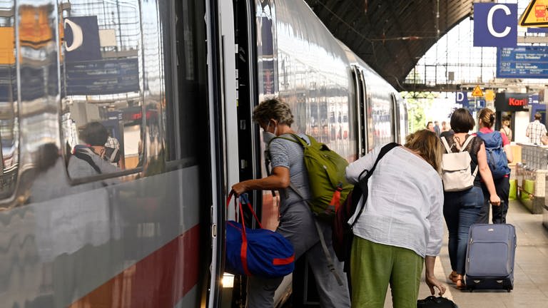 Reisende steigen an einem Hauptbahnhof in einen ICE-Zug  (Foto: dpa Bildfunk, picture alliance/dpa | Roberto Pfeil)