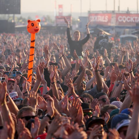 Feiernde Festivalbesucher bei einem Konzert bei Rock am Ring 2023.  (Foto: dpa Bildfunk, Picture Alliance, Thomas Frey)