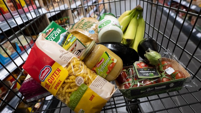 Verschiedene Lebensmittel liegen in einem Supermarkt in einem Einkaufswagen.  (Foto: dpa Bildfunk, picture alliance/dpa | Sven Hoppe)