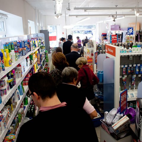 An einer Kasse im Supermarkt stehen sehr viele Menschen an.  (Foto: dpa Bildfunk, Picture Alliance)
