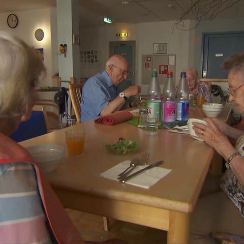 Senioren im Altersheim beim Essen (Foto: SWR)