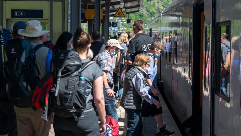 Menschen be- und entsteigen eine Regionalbahn im Bahnhof Cochem. (Foto: dpa Bildfunk, Picture Alliance)