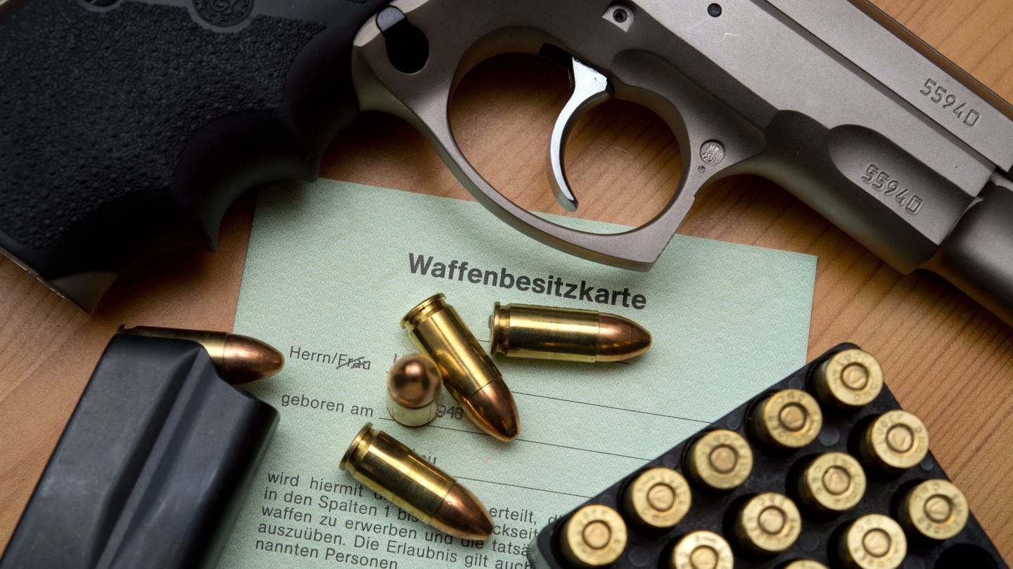 1000 Rechtsextreme in Deutschland dürfen legal eine Waffe besitzen - 93 davon leben laut SWR-Informationen in RLP (Foto: dpa Bildfunk, Picture Alliance)