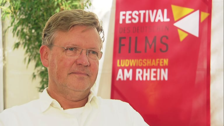 Justus von Dohnányi vor dem Plakat "Filmfestival Ludwisghafen" (Foto: SWR)