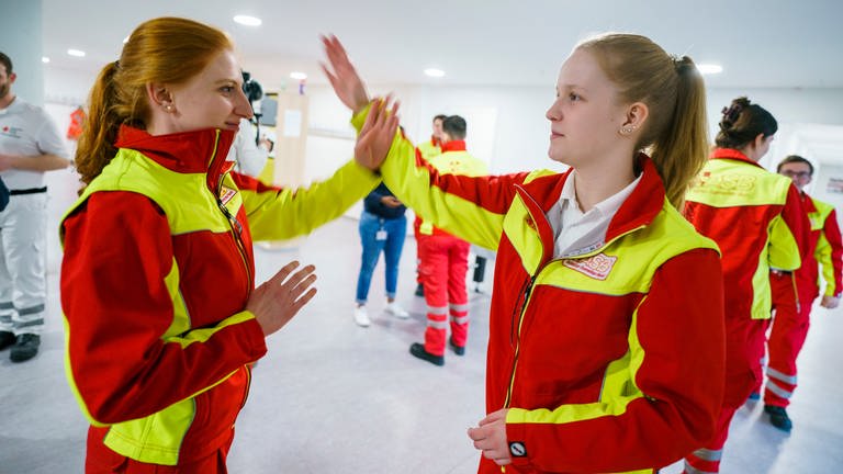 Zwei Rettungskräfte trainieren Selbstverteidigung.  (Foto: dpa Bildfunk, picture alliance/dpa | Andreas Arnold)