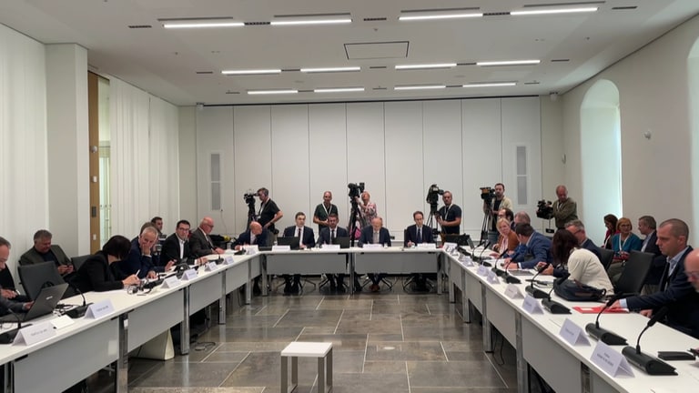 Der Innen- und Rechtsausschuss des rheinland-pfälzischen Landtags behandelt in einer Sondersitzung zum Missbrauchsfall Edenkoben. (Foto: SWR)