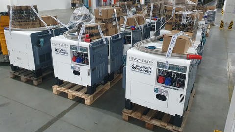 Stromgeneratoren in einem Logistikzentrum des THW (Foto: Pressestelle, THW)