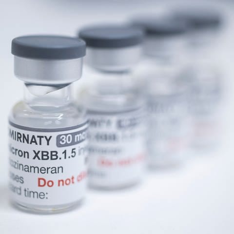 Ampullen mit jeweils 6 Dosen des neuen, angepassten Corona-Impfstoffs von BioNTech (Foto: dpa Bildfunk, picture alliance/dpa | Christophe Gateau)