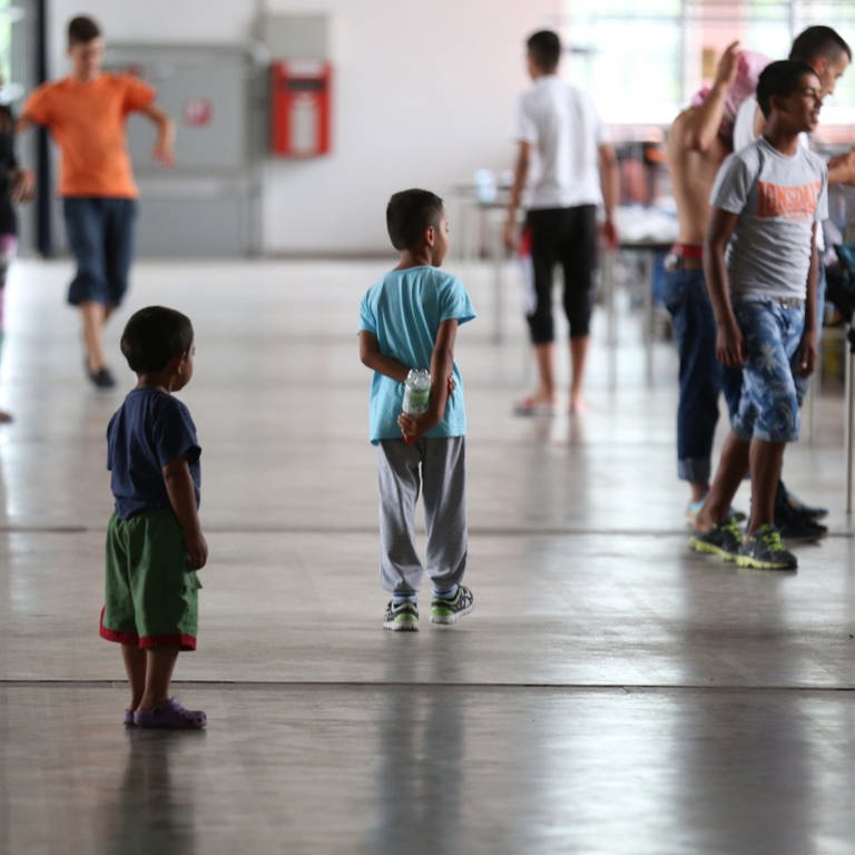 Flüchtlinge sind in einer zur Flüchtlingsunterkunft umgebauten Sporthalle (Foto: dpa Bildfunk, Picture Alliance)