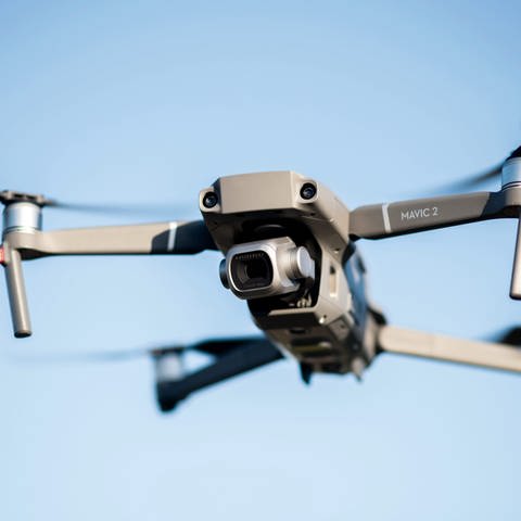 Eine Drohne fliegt über ein Feld. (Foto: picture-alliance / Reportdienste, picture alliance / Hauke-Christian Dittrich | Hauke-Christian Dittrich)