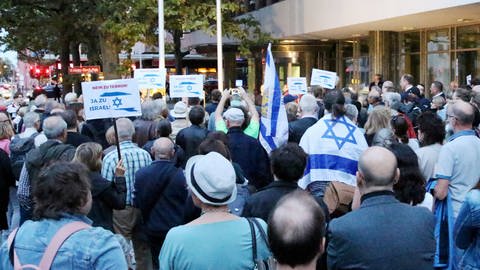 300 Menschen sind zu einer Kundgebung nach Mainz gekommen, um Solidarität mit Israel zu zeigen. (Foto: SWR)