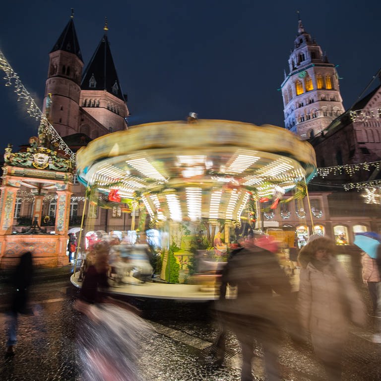 Weihnachtsmarkt in Mainz. (Foto: dpa Bildfunk, picture alliance / Andreas Arnold/dpa | Andreas Arnold)
