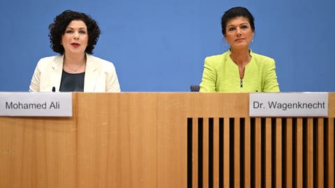 Die Ex-Linken-Vorsitzende Amira Mohamed Ali und Sahra Wagenkencht stellen "Bündnis Sahra Wagenknecht" vor. (Foto: dpa Bildfunk, Picture Alliance)