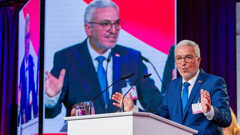 Roger Lewentz (SPD), Landesvorsitzender seiner Partei, hält seine Bewerbungsrede für eine erneute Kandidatur.  (Foto: dpa Bildfunk, Picture Alliance)