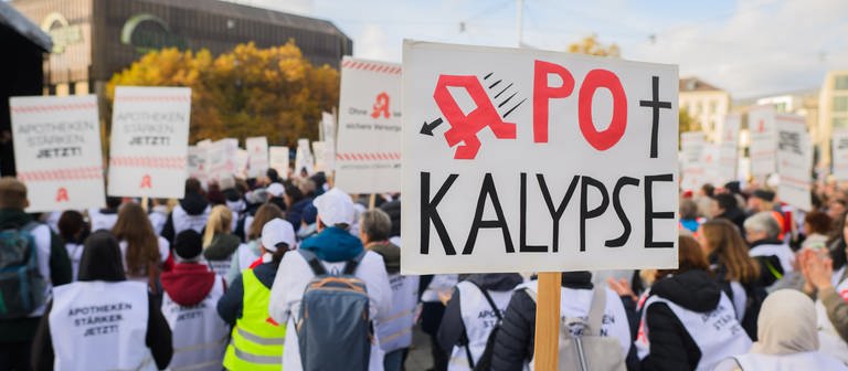 Apotheker:innen protestieren in RLP.  (Foto: dpa Bildfunk, picture alliance/dpa | Julian Stratenschulte)