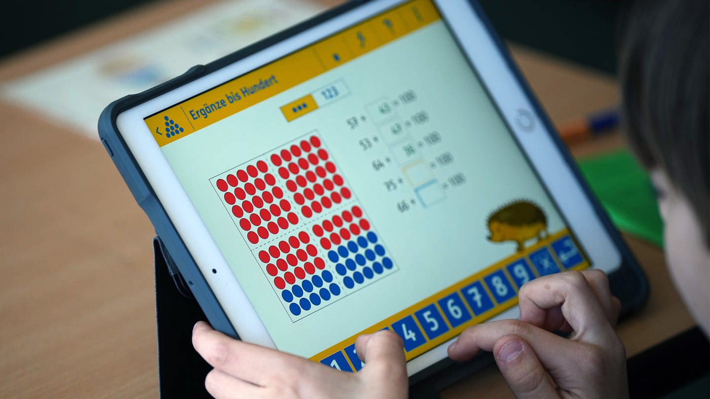 Ein Schüler in einer Grundschule löst im Mathematik-Unterricht am Tablet eine Rechenaufgabe. (Foto: dpa Bildfunk, Picture Alliance)