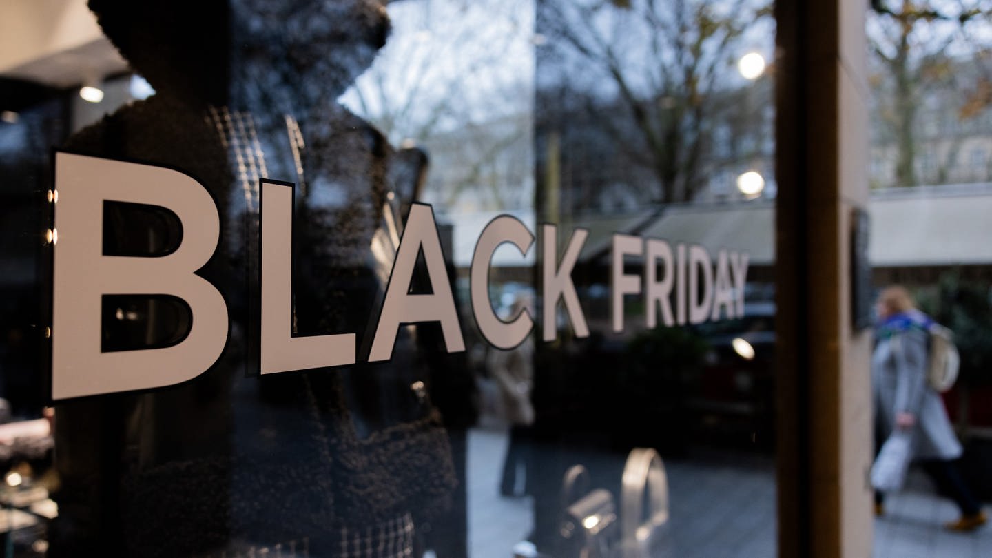«Black Friday» steht auf einem Schaufenster auf der Königsallee. Der Rabatttag «Black Friday» fällt in diesem Jahr auf den 24. November und markiert den Auftakt für die «Black Week». (Foto: dpa Bildfunk, Picture Alliance)