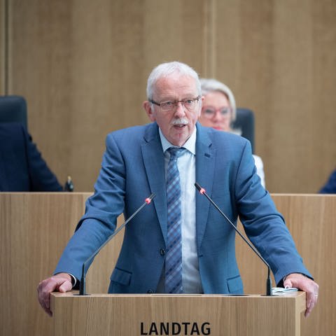 Der ehemalige AfD-Fraktionschef spricht im rheinland-pfälzischen Landtag. (Foto: dpa Bildfunk, picture alliance/dpa | Sebastian Gollnow)
