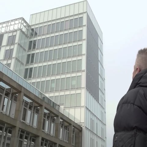 Mann schaut zu einem Gebäude hoch (Foto: SWR)