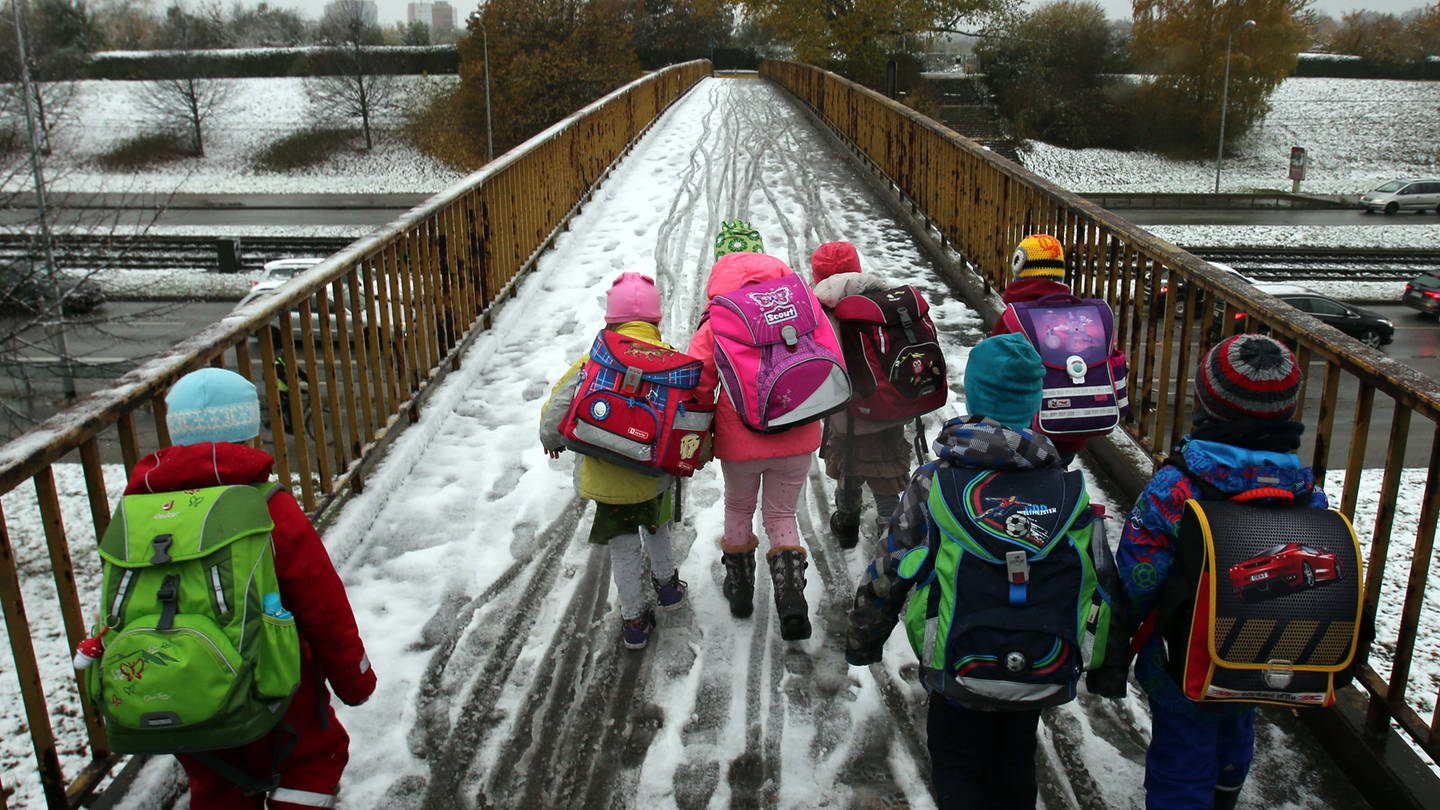 Schulkinder laufen bei Schneewetter über eine Brücke (Foto: picture-alliance / Reportdienste, Picture Alliance)