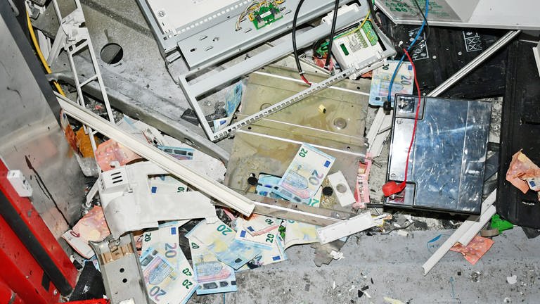 Das Foto der Polizei zeigt einen zerstörten Geldautomaten. (Foto: dpa Bildfunk, picture alliance/dpa/Kreispolizeibehörde Mettmann)