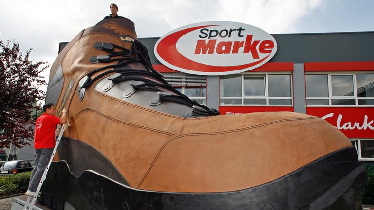 Der größte Schuh der Welt (Foto: dpa Bildfunk, Picture Alliance)