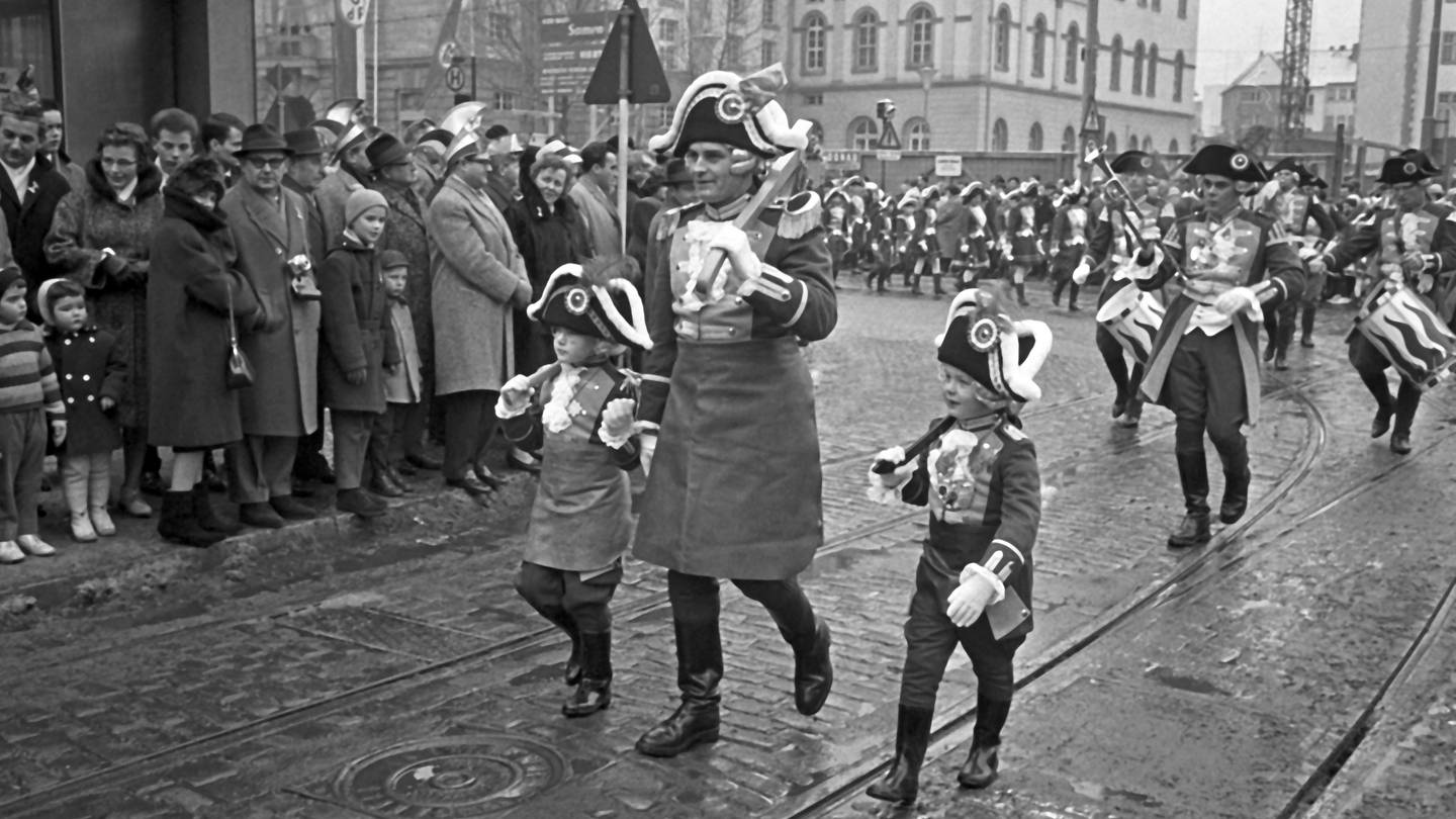 Mitglieder des Mainzer Carneval-Vereins bei einem Unzug 1963 in Mainz (Foto: picture-alliance / Reportdienste, picture alliance / Heinz-Jürgen Göttert | Heinz-Jürgen Göttert)