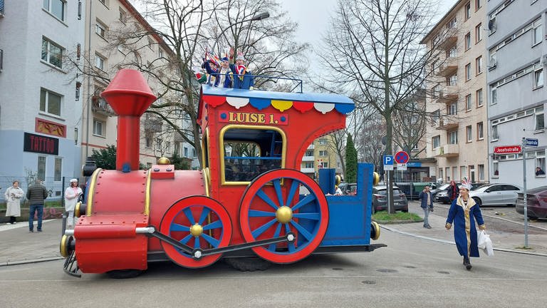 Die Dampflokomotive mit der Kinderfastnachtsprinzessin "Luise I." fährt beim Jugendmaskenzug mit. (Foto: SWR)