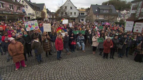 Viele Menschen kamen am Samstag in Westerburg zusammen, um für eine bunte Welt zu demonstrieren.  (Foto: SWR)