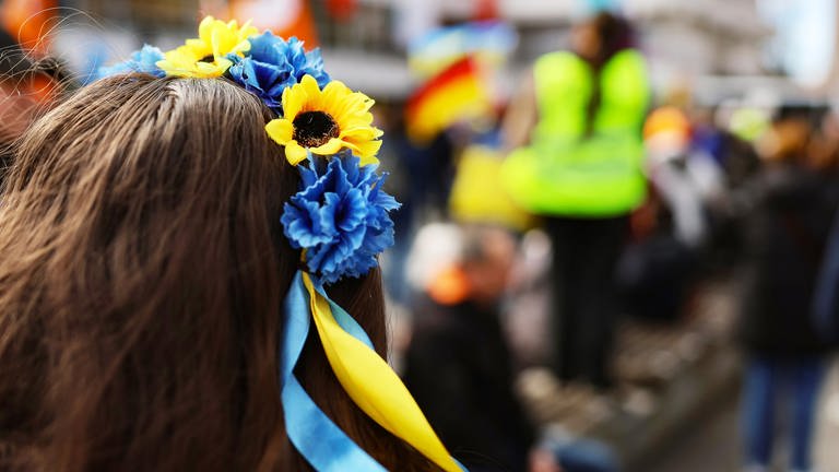 Blumenkranz mit ukrainischen Nationalfarben (Foto: dpa Bildfunk, Picture Alliance)