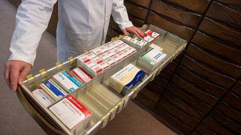 Medikamente in einer Apotheken-Schublade (Foto: picture-alliance / Reportdienste, picture alliance/dpa | Peter Kneffel)