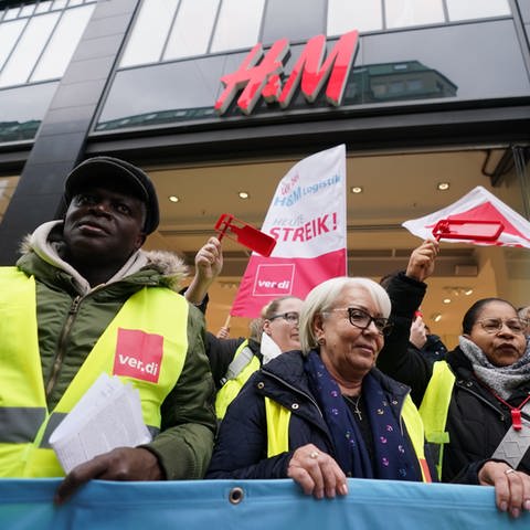 Beschäftigte streiken vor einer H&M-Filiale  (Foto: dpa Bildfunk, picture alliance/dpa | Marcus Brandt)