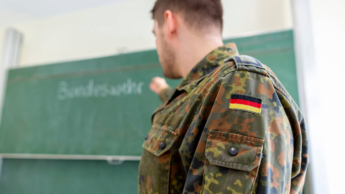 Bundeswehr an Schulen (Foto: IMAGO, imago images/Shotshop)