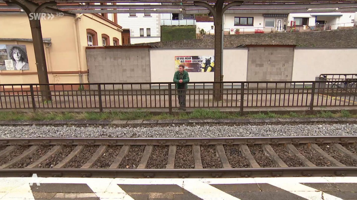 Person am Bahnhof am Zaun lehnend (Foto: SWR)