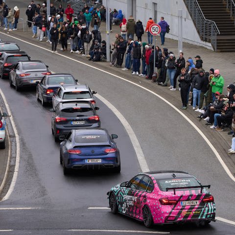 Carfriday am Nürburgring - großer Andrang, Autos in einer Schlange und Menschen säumen den Straßenrand (Foto: dpa Bildfunk, Picture Alliance)