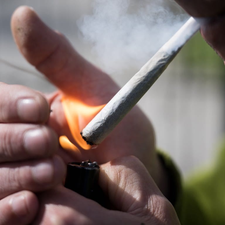 Mann raucht Cannabis (Foto: picture-alliance / Reportdienste, picture alliance/dpa | Sebastian Gollnow)
