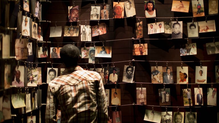 Fotos von Opfern des Völkermords in Ruanda hängen an einer Wand