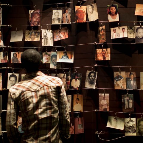 Fotos von Opfern des Völkermords in Ruanda hängen an einer Wand (Foto: dpa Bildfunk, Picture Alliance)