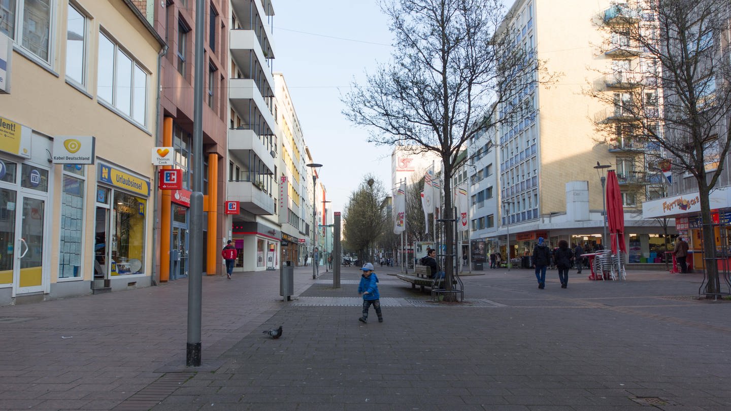 Geschäfte in einer Fußgängerzone in Ludwigshafen (Foto: picture-alliance / Reportdienste, picture alliance / Caro | Hechtenberg)
