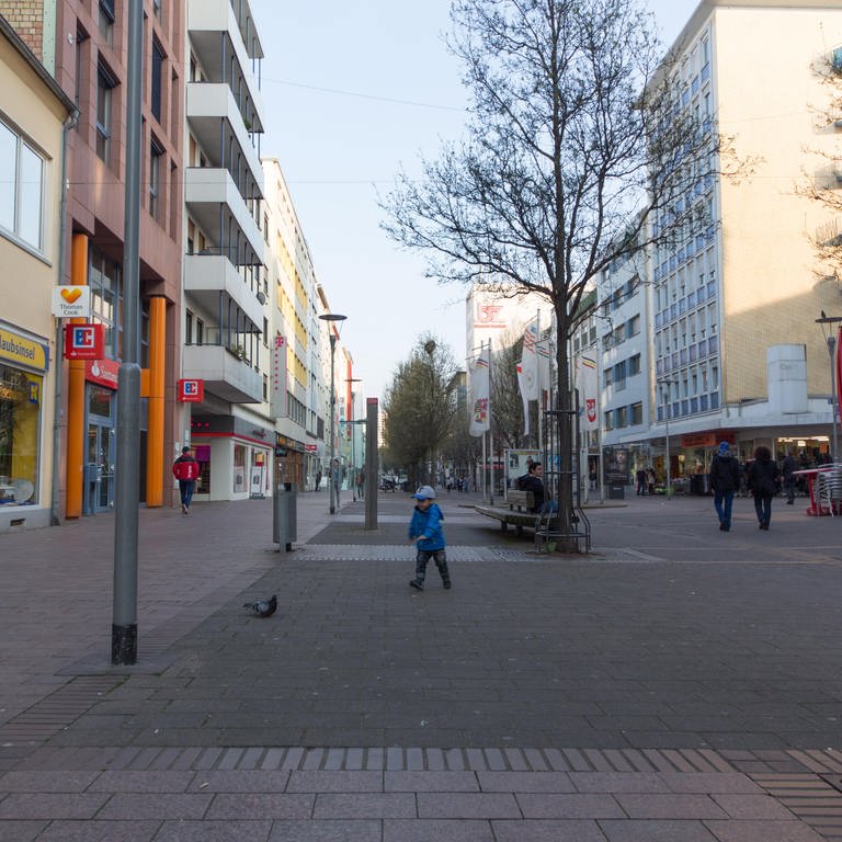Geschäfte in einer Fußgängerzone in Ludwigshafen 