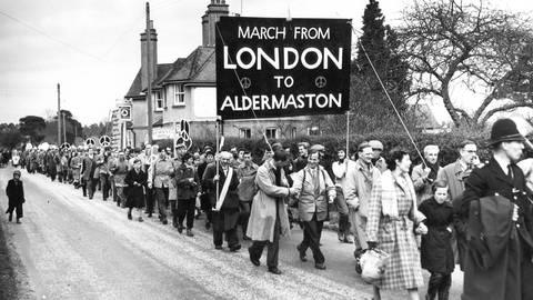 Bei einem Friedensmarsch in London wird 1958 zum ersten Mal das Peace-Symbol öffentlich verwendet.  (Foto: picture-alliance / Reportdienste, picture alliance/United Archives | 91050/United_Archives/TopFoto)