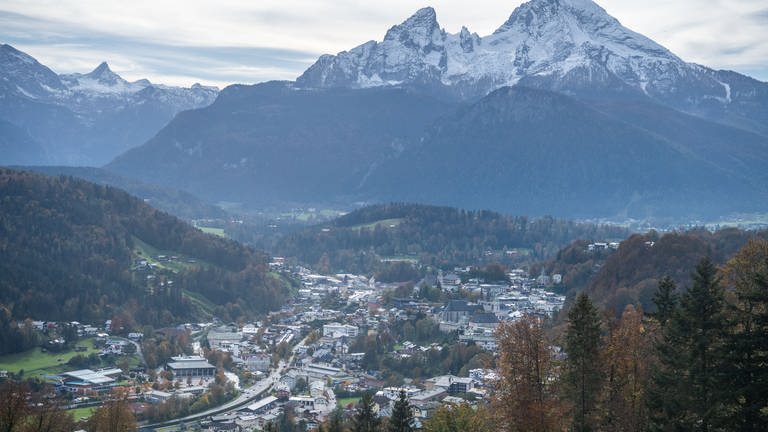 Watzmann, davor Berchtesgaden (Foto: dpa Bildfunk, picture alliance/dpa | Lino Mirgeler)