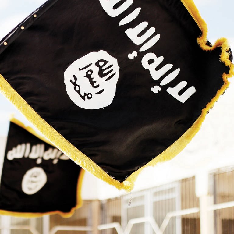 Flagge der Terrormiliz IS. Ein 35-jähriger Mann aus Isny soll in Syrien für den "Islamischen Staat" aktiv gewesen sein. (Foto: dpa Bildfunk, picture alliance/ZUMAPRESS.com (Symbolbild))