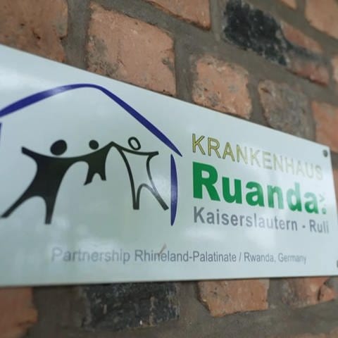 Schild mit der Aufschrift: Krankenhaus Ruanda
