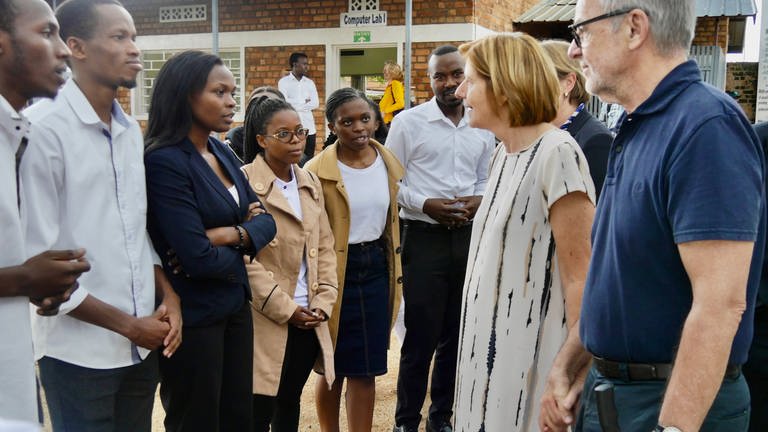 Die rheinland-pfälzische Ministerpräsidentin Malu Dreyer (SPD) besucht mit einer Delegation einen Pflegeschule in Ruli in Ruanda.