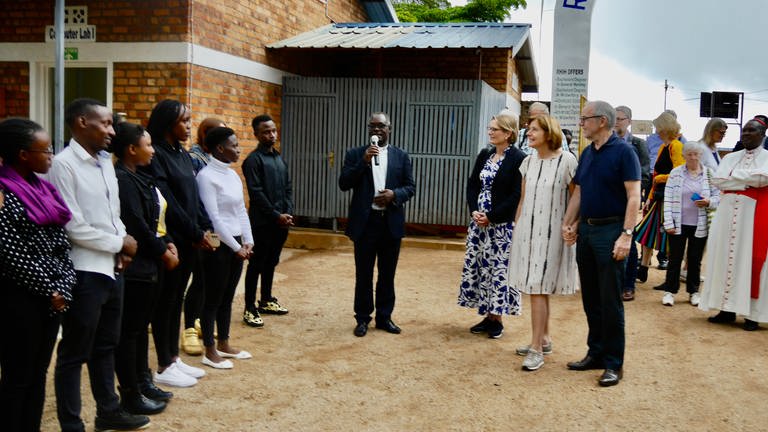 Die rheinland-pfälzische Ministerpräsidentin Malu Dreyer (SPD) besucht mit einer Delegation einen Pflegeschule in Ruli in Ruanda. (Foto: Staatskanzlei RLP)