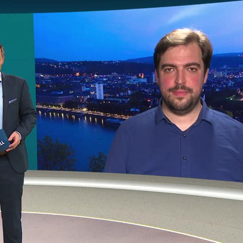 Nachrichtensprecher Sascha Becker und Reporter Constantin Pläcking
