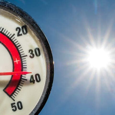 Ein Thermometer zeigt 38 Grad in der Sonne (Foto: dpa Bildfunk, Picture Alliance)