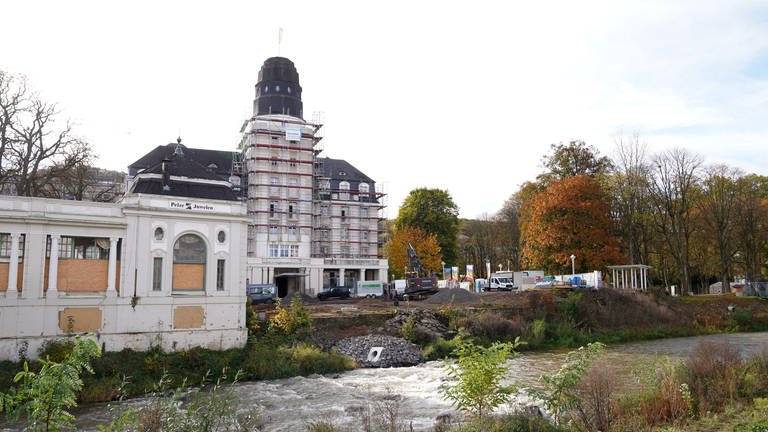 Mehr als zwei Jahre nach der Flutkatastrophe laufen nach wie vor Wiederaufbauarbeiten am Kurhotel in Bad Neuenahr.