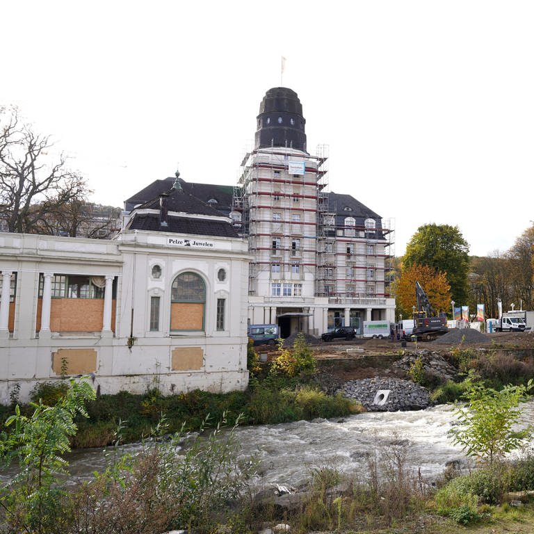 Mehr als zwei Jahre nach der Flutkatastrophe laufen nach wie vor Wiederaufbauarbeiten am Kurhotel in Bad Neuenahr. (Foto: dpa Bildfunk, picture alliance/dpa | Thomas Frey)